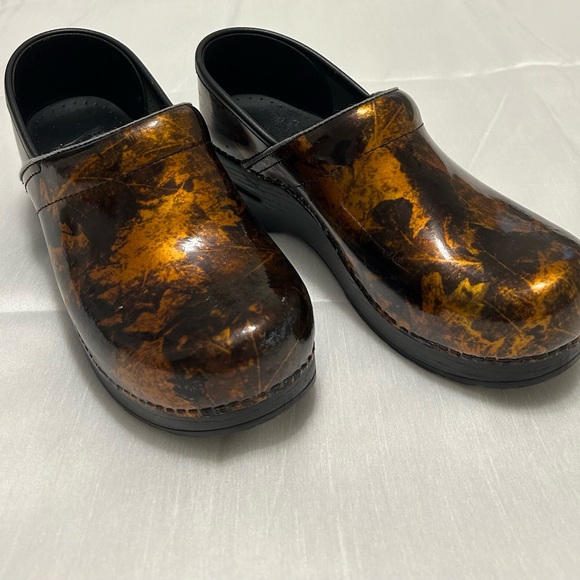 Dansko Copper Gold Leaf Closed Back Professional Clog Size 7 1/2 Pre-owned - Picture 3 of 6